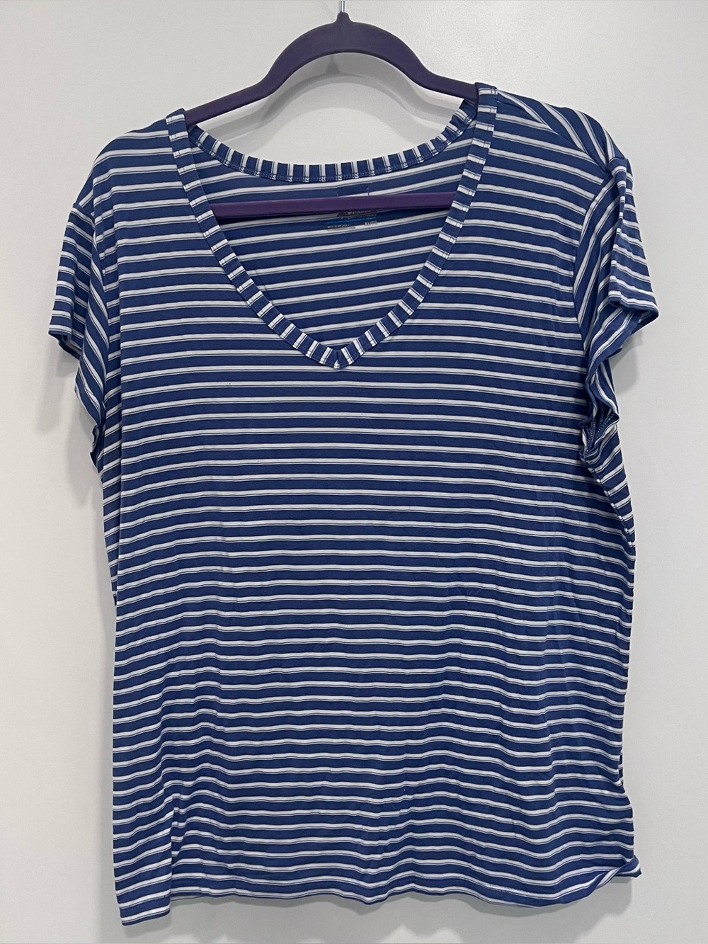 Columbia Sportswear Omni Shade T Shirt Size XL White Blue Striped V Neck Top